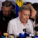 La líder opositora María Corina Machado, habla con el candidato presidencial Edmundo González durante una conferencia de prensa después de que las autoridades electorales declararan al presidente Nicolás Maduro ganador de las elecciones presidenciales en Caracas, Venezuela, el lunes 29 de julio de 2024. (AP Foto/Matias Delacroix)