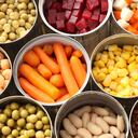 Las latas en conserva abiertas en la nevera pueden generar contaminación de los alimentos.