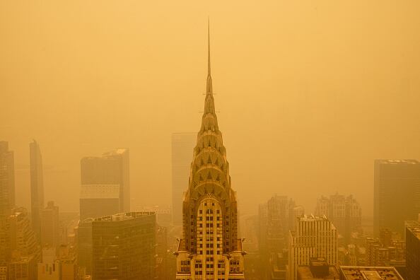 La neblina humeante de los incendios forestales en Canadá disminuye la visibilidad del edificio Chrysler el 7 de junio de 2023 en la ciudad de Nueva York. Nueva York encabezó la lista de las principales ciudades más contaminadas del mundo el martes por la noche, mientras el humo de los incendios continúa cubriendo la costa este. (Foto de David Dee Delgado/Getty Images)