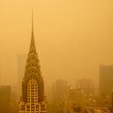 La neblina humeante de los incendios forestales en Canadá disminuye la visibilidad del edificio Chrysler el 7 de junio de 2023 en la ciudad de Nueva York. Nueva York encabezó la lista de las principales ciudades más contaminadas del mundo el martes por la noche, mientras el humo de los incendios continúa cubriendo la costa este. (Foto de David Dee Delgado/Getty Images)