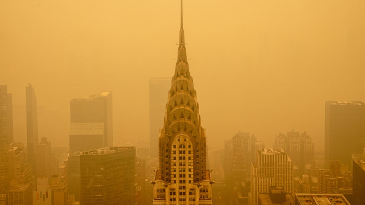 La neblina humeante de los incendios forestales en Canadá disminuye la visibilidad del edificio Chrysler el 7 de junio de 2023 en la ciudad de Nueva York. Nueva York encabezó la lista de las principales ciudades más contaminadas del mundo el martes por la noche, mientras el humo de los incendios continúa cubriendo la costa este. (Foto de David Dee Delgado/Getty Images)