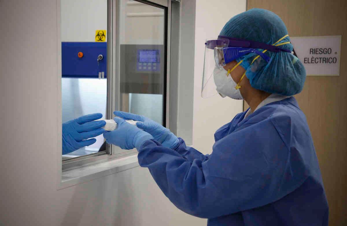 Gracias a estos test países como Corea del Sur han logrado disminuir el subdiagnóstico, el número de muertes, saber qué porcentaje de la población ha superado la enfermedad y qué tanta podría ser inmune. Cortesía Universidad El Bosque Foto: Guillermo Torres.