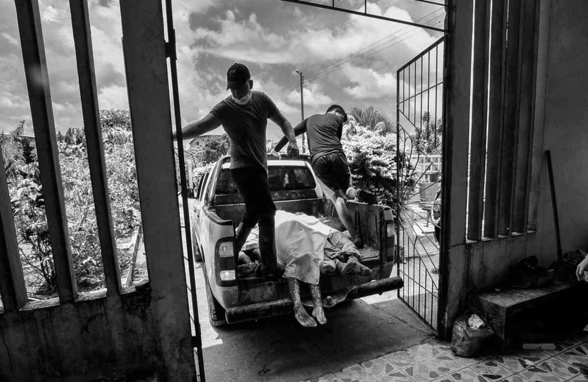 En ningún momento del día paró la llegada de cadáveres a la mogue. Foto: Carlos Julio Martínez / SEMANA