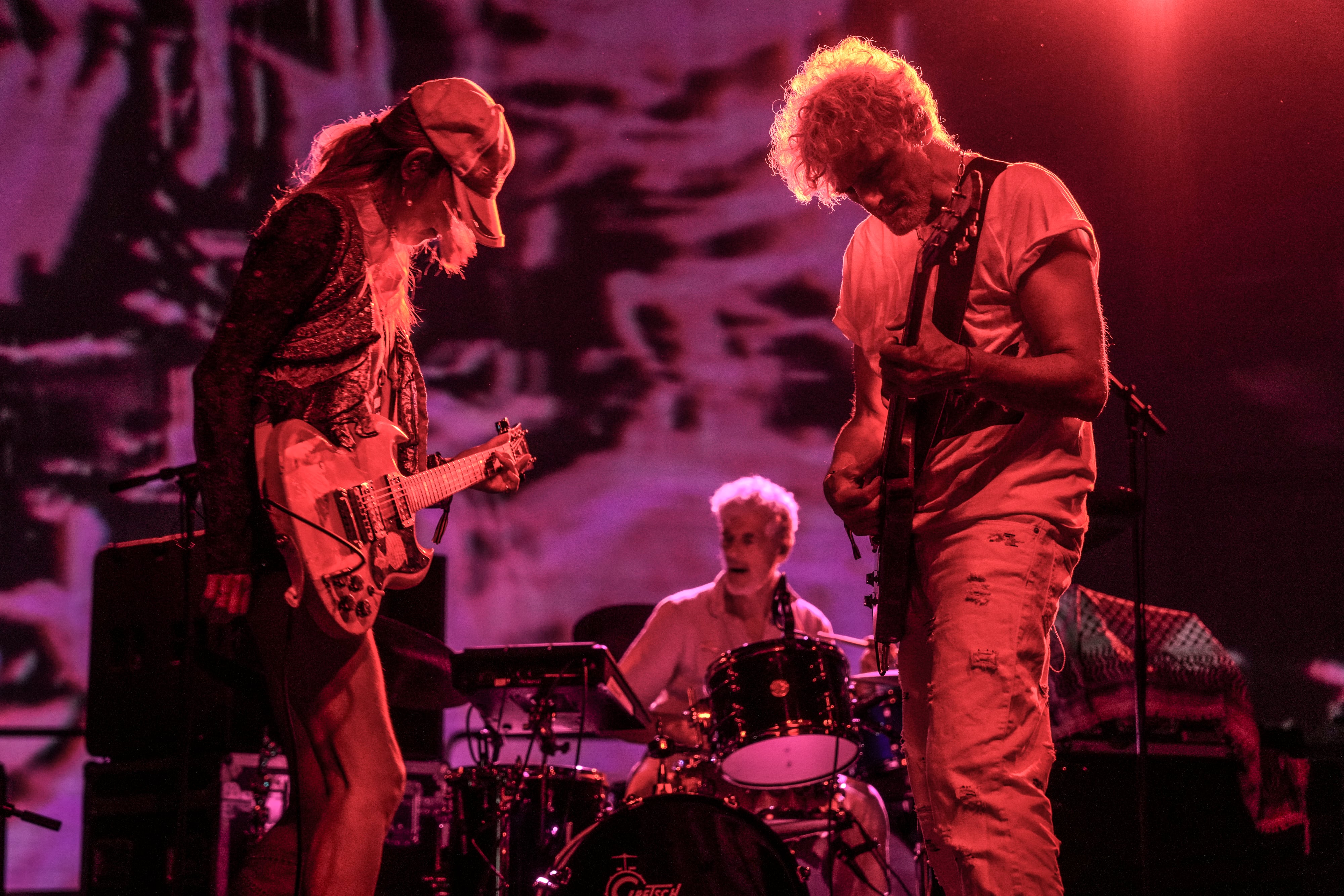 Kazu Makino, Simon Pace y Amedeo Pace de Blonde Redhead en escena. Foto: Amy E. Price/Getty Images.