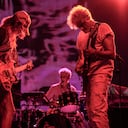 Kazu Makino, Simon Pace y Amedeo Pace de Blonde Redhead en escena. Foto: Amy E. Price/Getty Images.