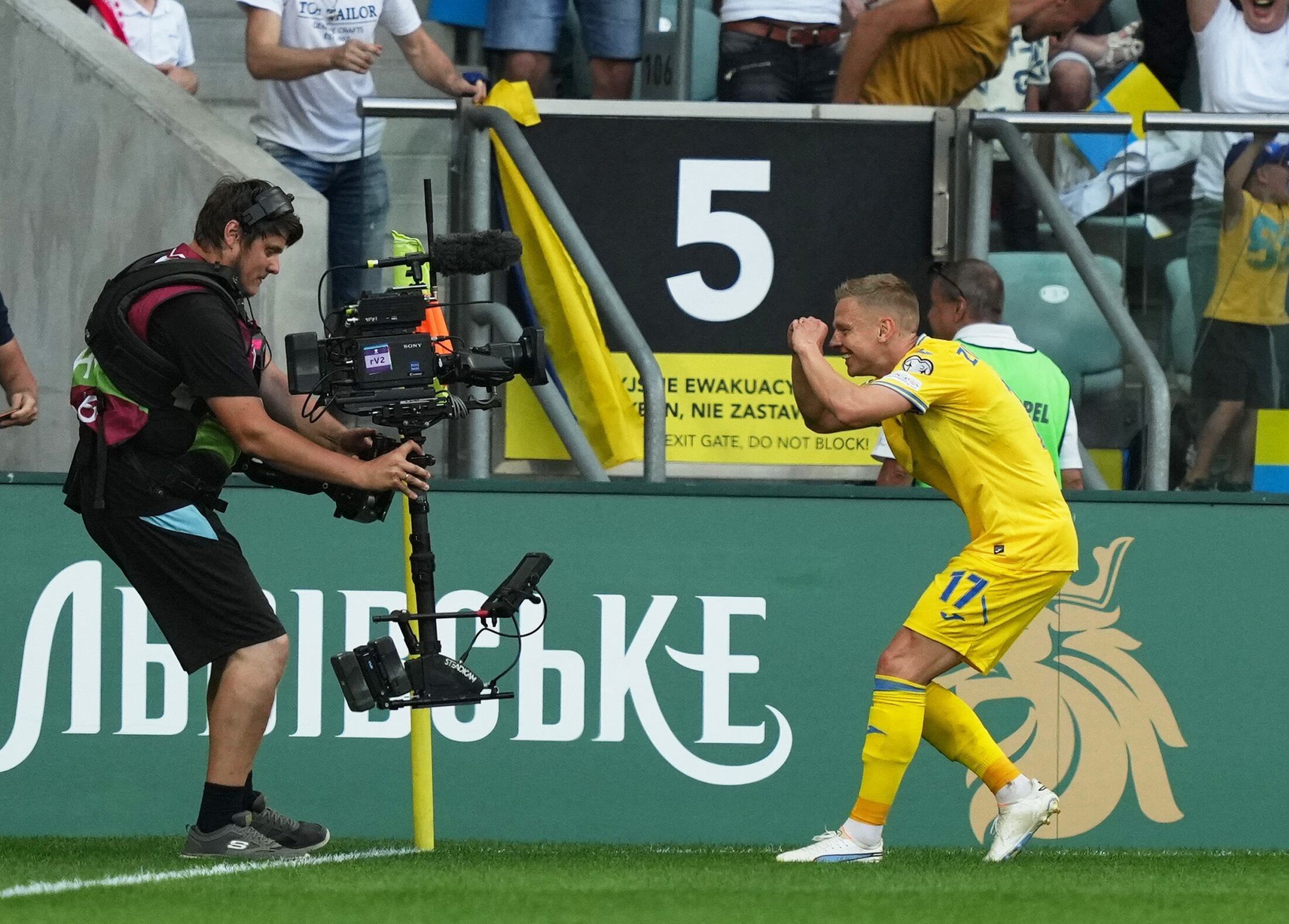 Soccer Football - Euro 2024 Qualifier - Group C - Ukraine v England - Tarczynski Arena, Wroclaw, Poland - September 9, 2023 Ukraine's Oleksandr Zinchenko celebrates scoring their first goal REUTERS/Aleksandra Szmigiel