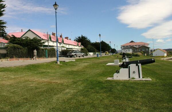 La ciudad de Stanley es una sucesión pequeña de casas de techos coloridos cuya calle principal, Ross Avenue, esta conformada potr 10 cuadras. 