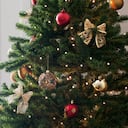 Hay ciertos objetos que pueden traer mala suerte si se colocan en el árbol de Navidad.