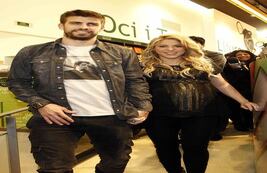 Shakira y Piqué luego de la presentación del libro del papá de la cantante. Una de las pocas fotografías de la artista en estado avanzado de embarazo. (EFE)