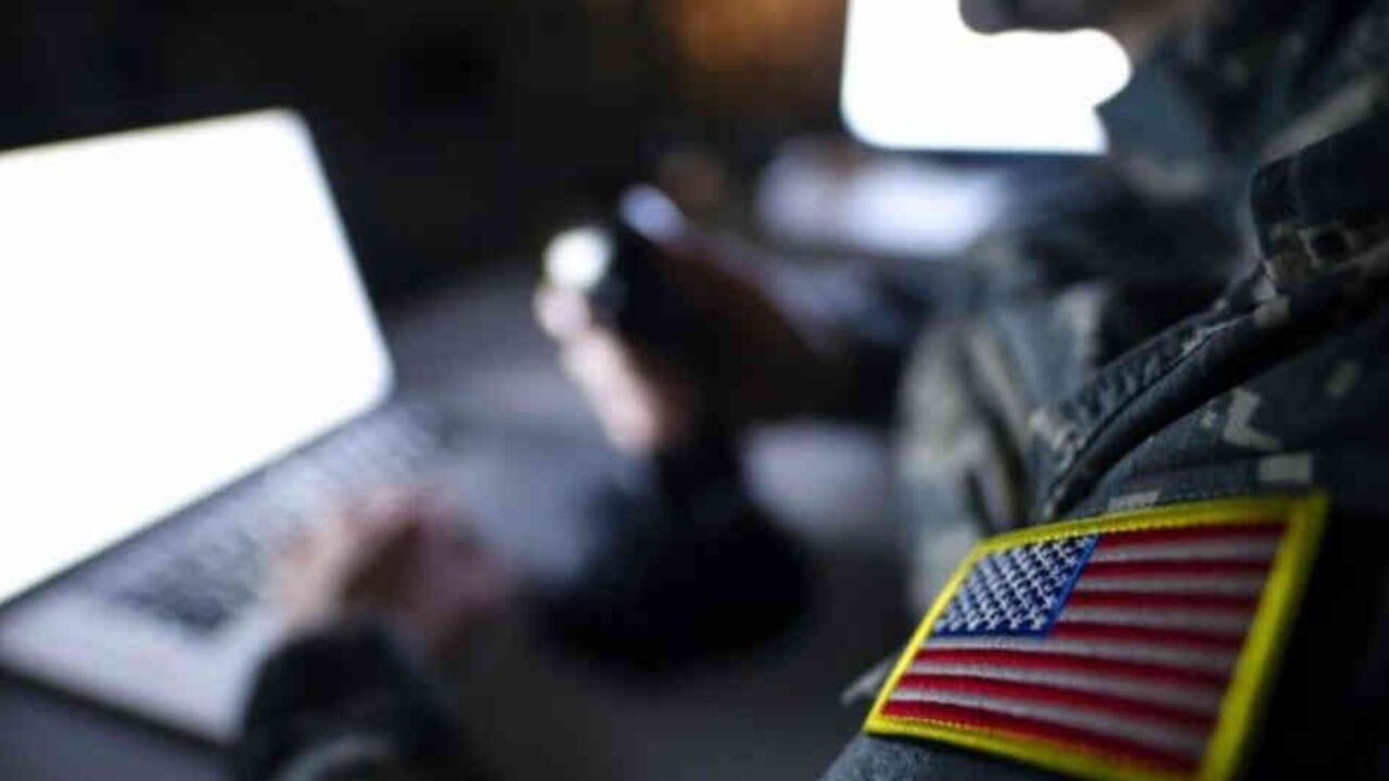 Ethan Melzer está acusado de conspirar para atacar a su propia unidad.