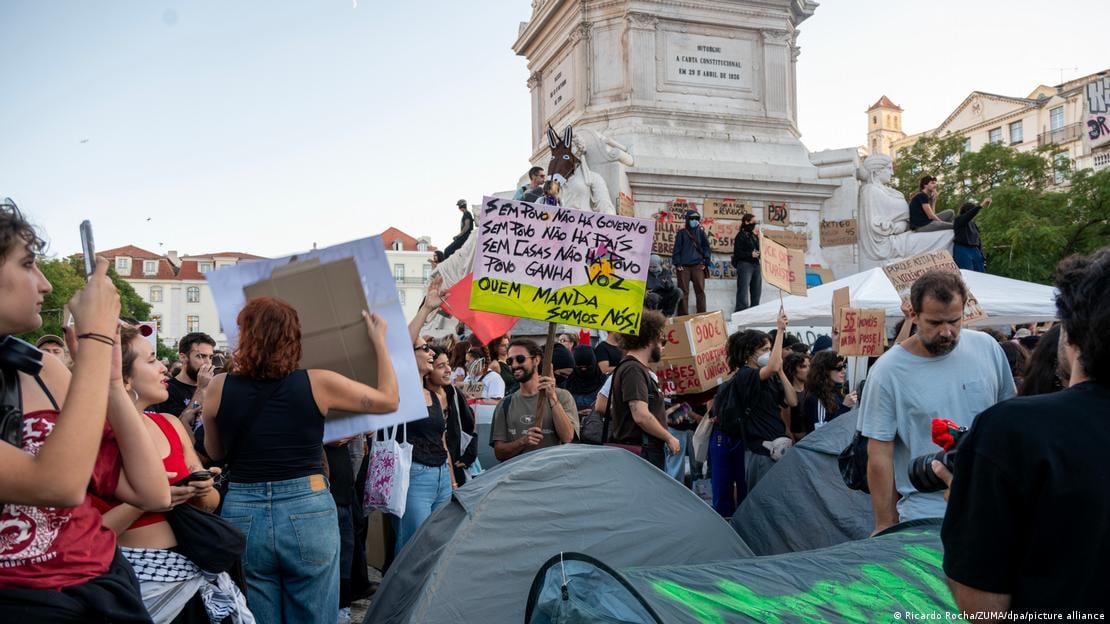 La protesta convirtió una de las plazas más emblemáticas de Lisboa en un improvisado campamento, inspirado en las recientes movilizaciones juveniles por la vivienda en España y en otras ciudades portuguesas, como Oporto.