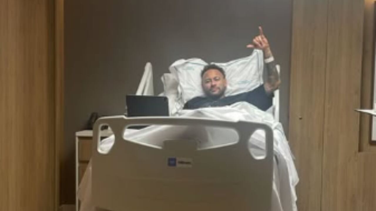 Neymar fue operado de su rodilla.