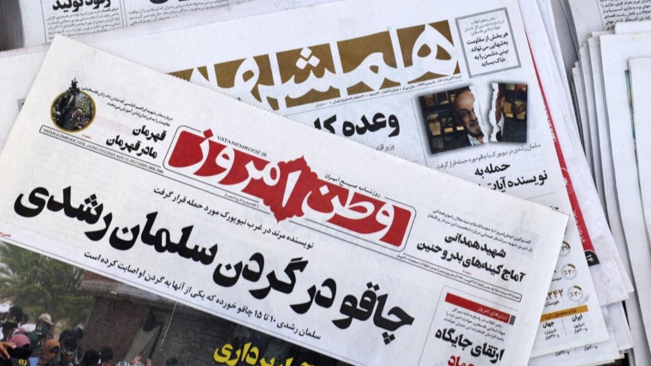 La prensa de Irán registró en primera plana el acto terrorista ocurrido en New York. El titular dice "Cuchillo en el cuello de Salman Rushdie"