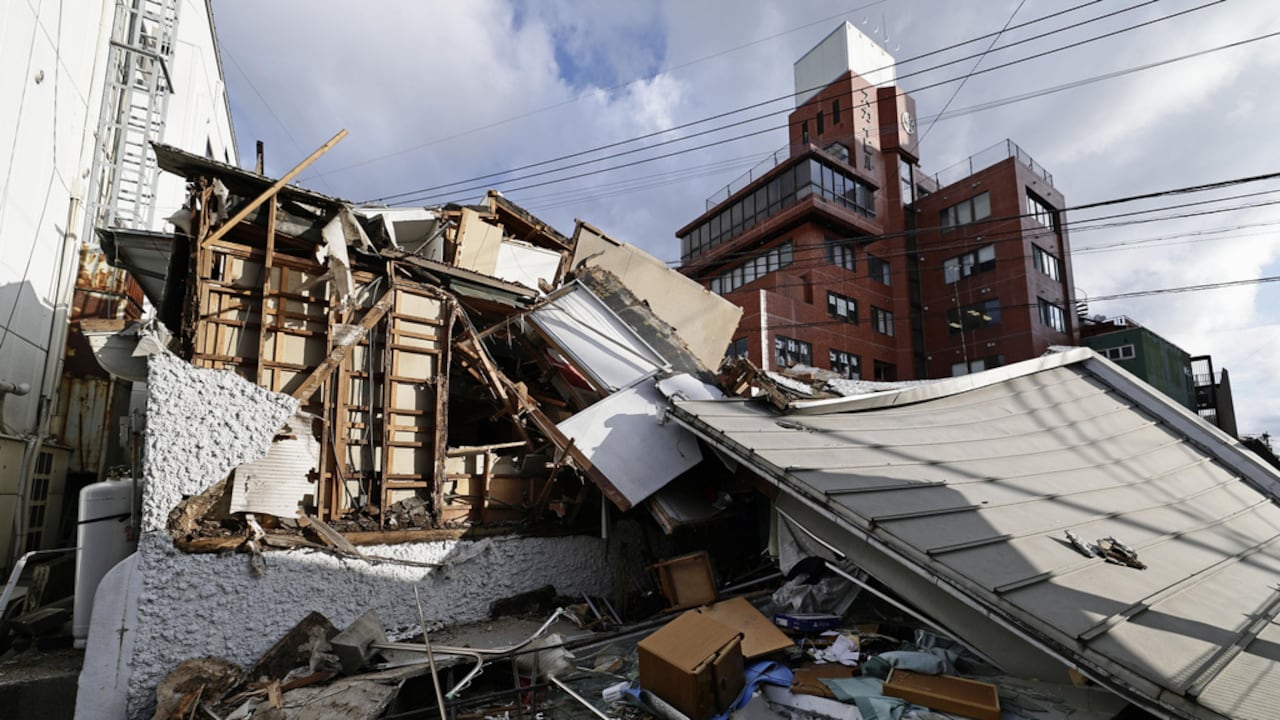 Se observa un edificio derrumbado tras un terremoto en Yatsushiro, prefectura de Kumamoto, el miércoles 29 de julio de 2026.