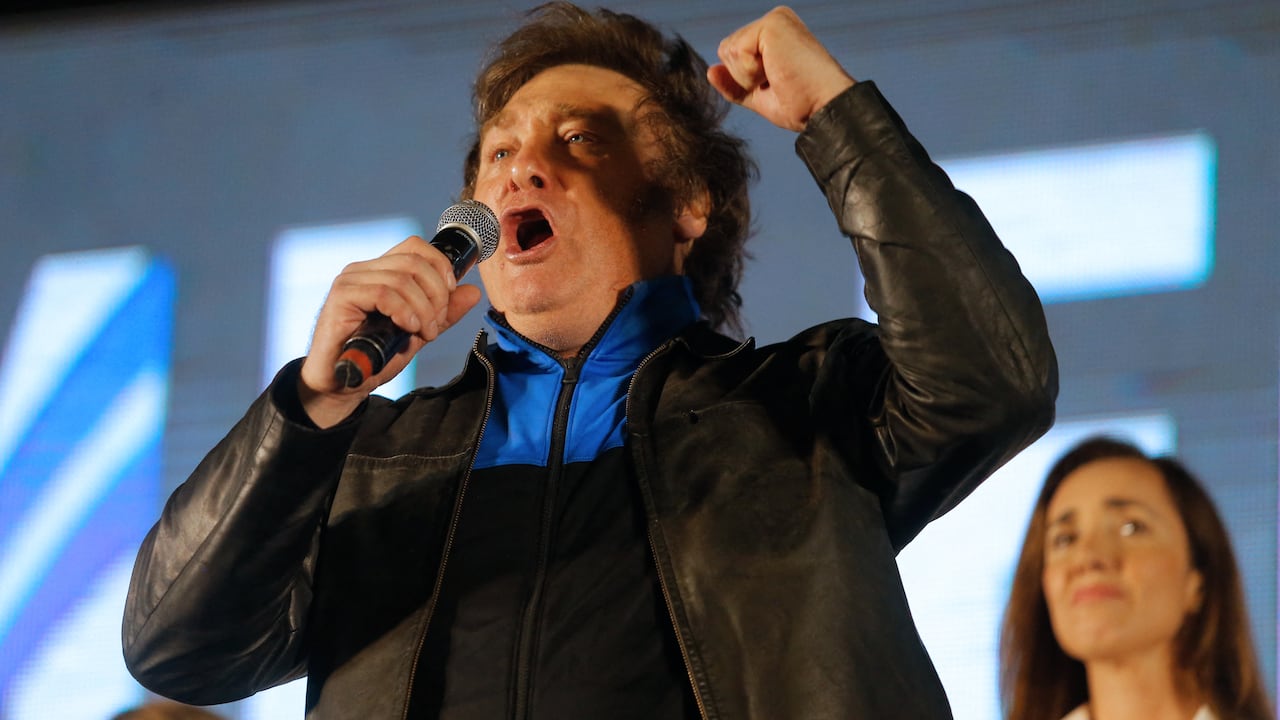 El presidente electo, Javier Milei, habla durante el cierre de su campaña electoral en Córdoba, Argentina, el 16 de noviembre de 2023. (Foto de DIEGO LIMA/AFP)