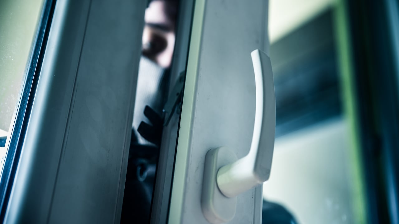 El hombre encontró la puerta de su casa abierta.