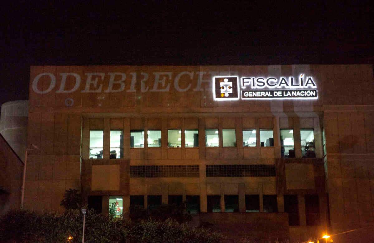 Con una proyección del letrero de Odebrecht en la fachada de la Fiscalía finalizó la jornada. Foto: Diana Rey Melo