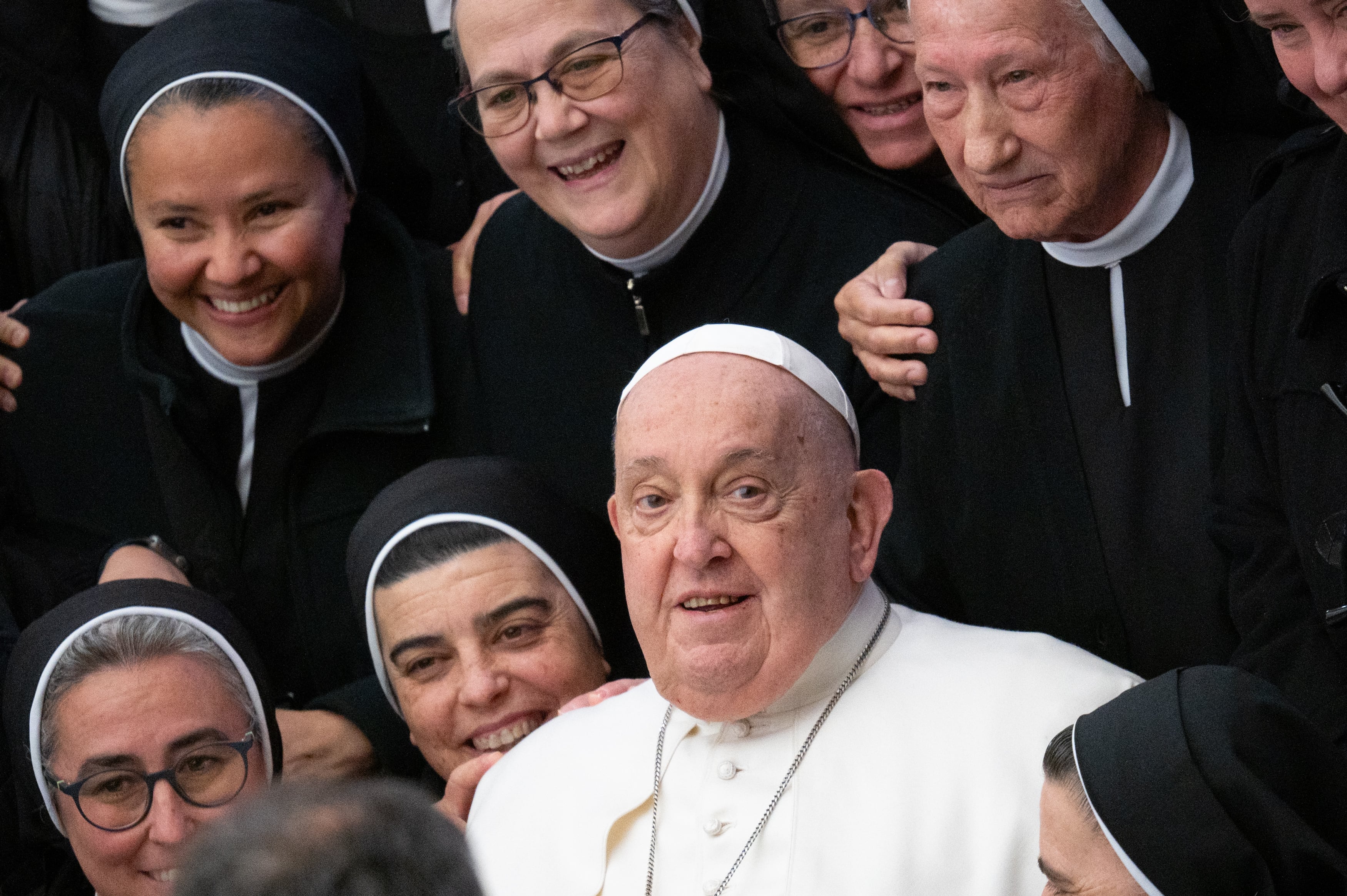 El Papa Francisco posa con monjas al final de una audiencia general semanal en el Aula Pablo VI del Vaticano el 5 de febrero de 2025. (Foto de Massimo Valicchia/NurPhoto vía Getty Images)