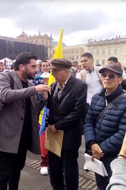 Agreden a periodista de Blu Radio que cubría protestas en la Plaza de Bolívar.