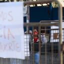 Personas a las afueras de la Cárcel de Ecuador donde una masacre deja 68 muertos