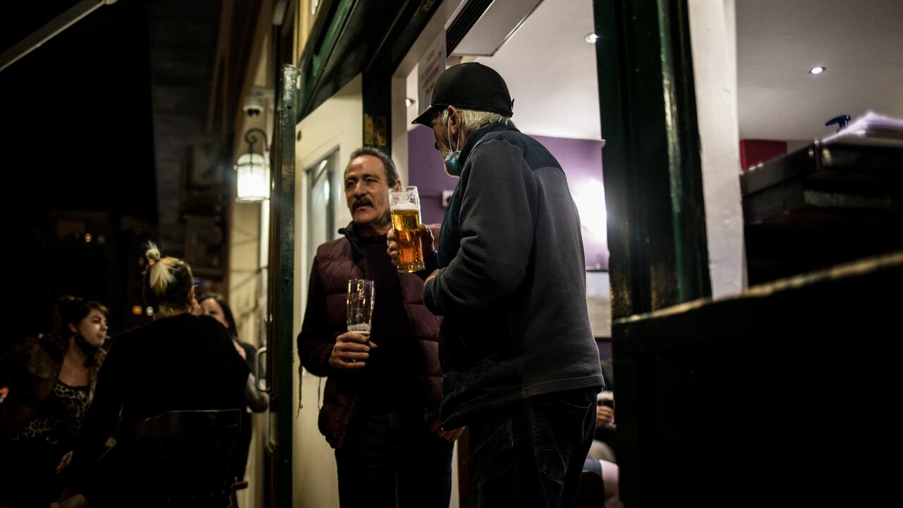 Personas disfrutando una bebida en Reino Unido.(AP Photo/Javier Fergo)