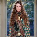 La colección Primavera-Verano 2027 de Johanna Ortiz explora la herencia latinoamericana a través del color, los estampados y el movimiento.