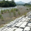 En el río Guarinó, que nace en el municipio de Marulanda (Caldas) y desemboca en el río Magdalena, se han formado playas en las que ahora aflora vegetación. Foto: Guillermo Torres/SEMANA