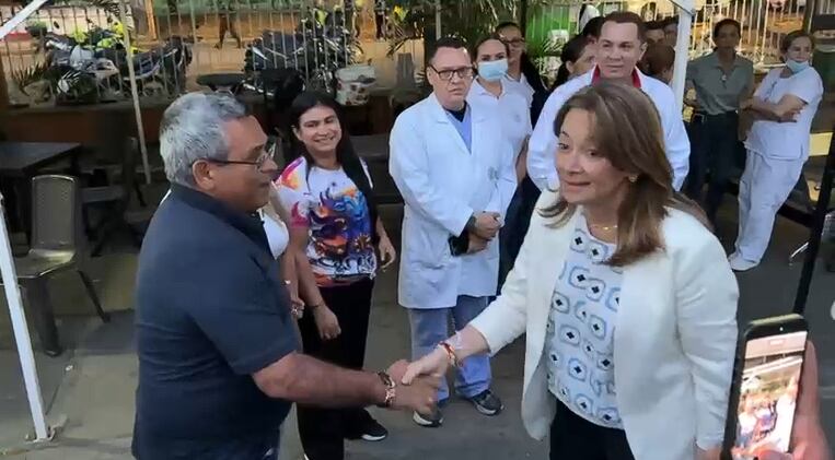 La ministra de Salud aprovechó para saludar al personal de salud y a los pacientes del norte del Valle del Cauca.