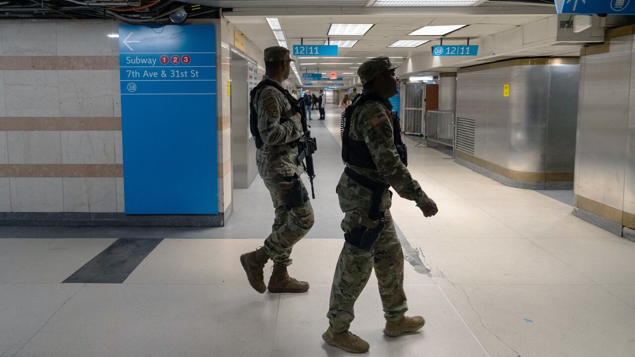 Miembros de la Guardia civil vigilan el metro de Nueva York