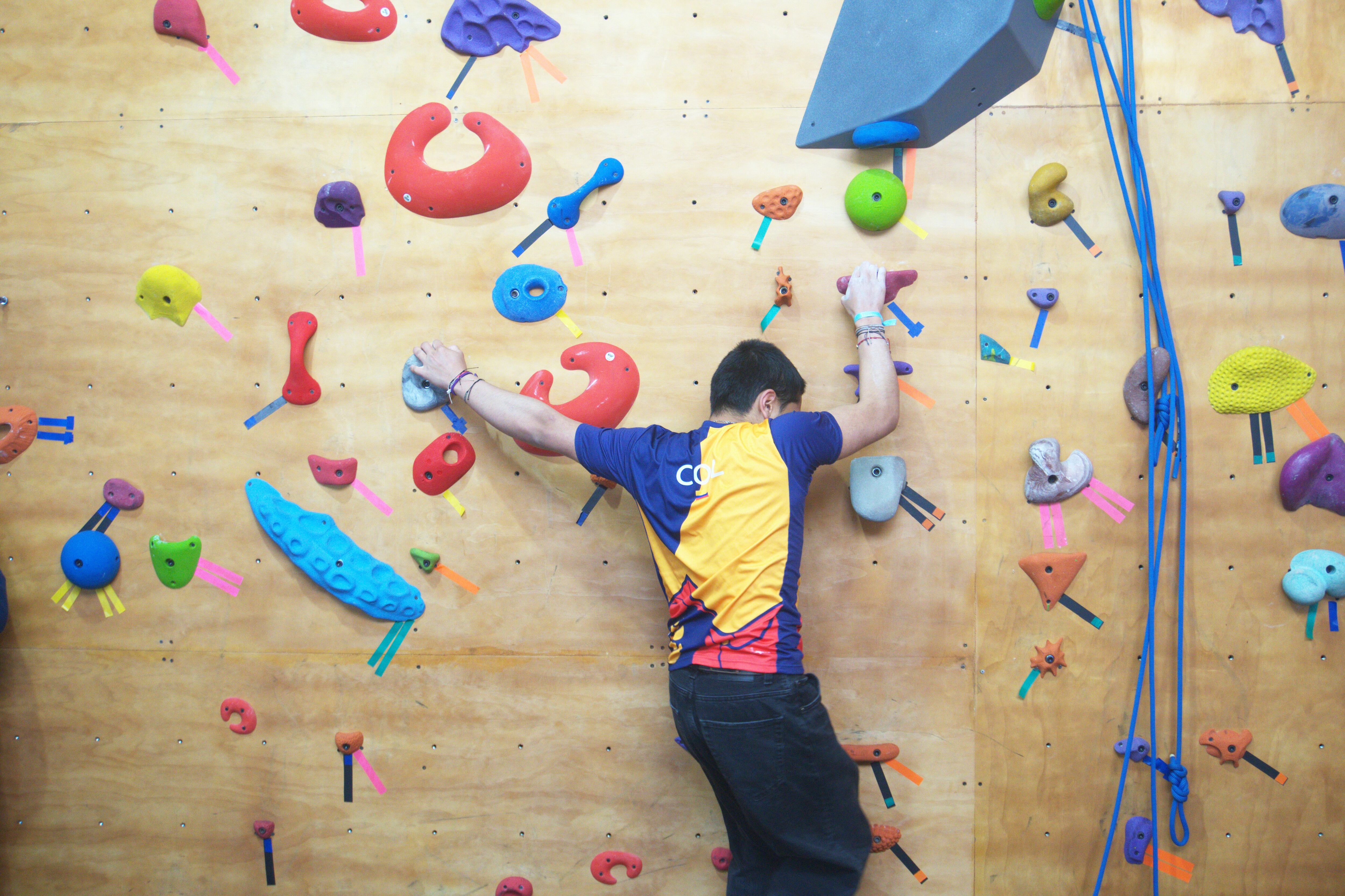 Muro de escalar en el barrio La Mariposa