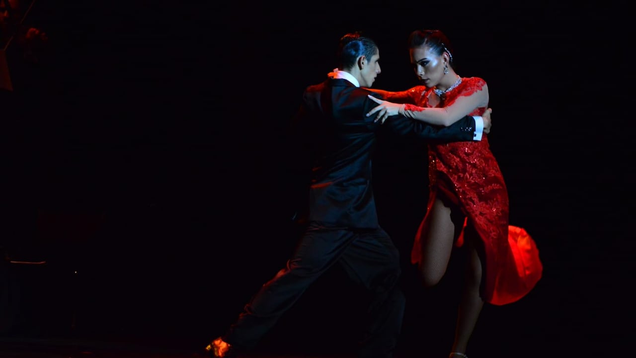 Los teatros Jorge Isaacs de Cali y Municipal de Buga se engalanarán para el cierre del año 2023 con el espectáculo “TANGO”, una producción y gira nacional que reúne 30 artistas en escena, un quinteto típico de tango, bailarines profesionales, cantantes argentinos y colombianos.