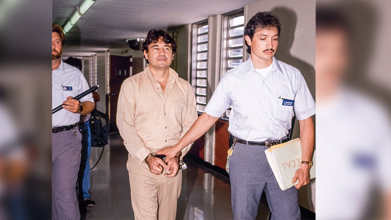 Mientras estaba detenido en Estados Unidos, Lehder fue visitado por el padre Rafael García Herreros, quien en la foto de la derecha aparece con la hija del capo.