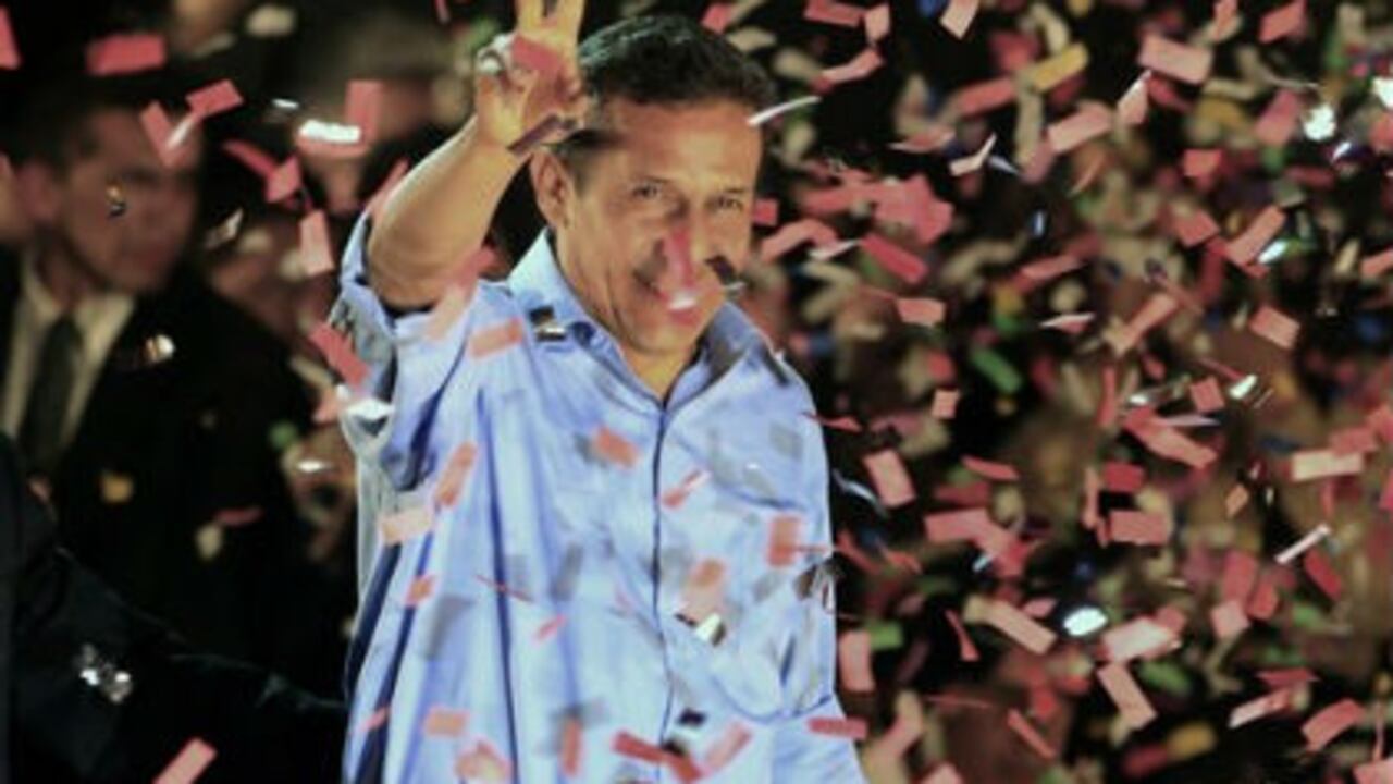 Ollanta Humala hace el signo de la victoria ante sus seguidores en una céntrica plaza de Lima, Perú.