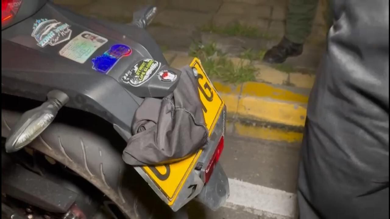 A las motocicletas les tapaban las placas.