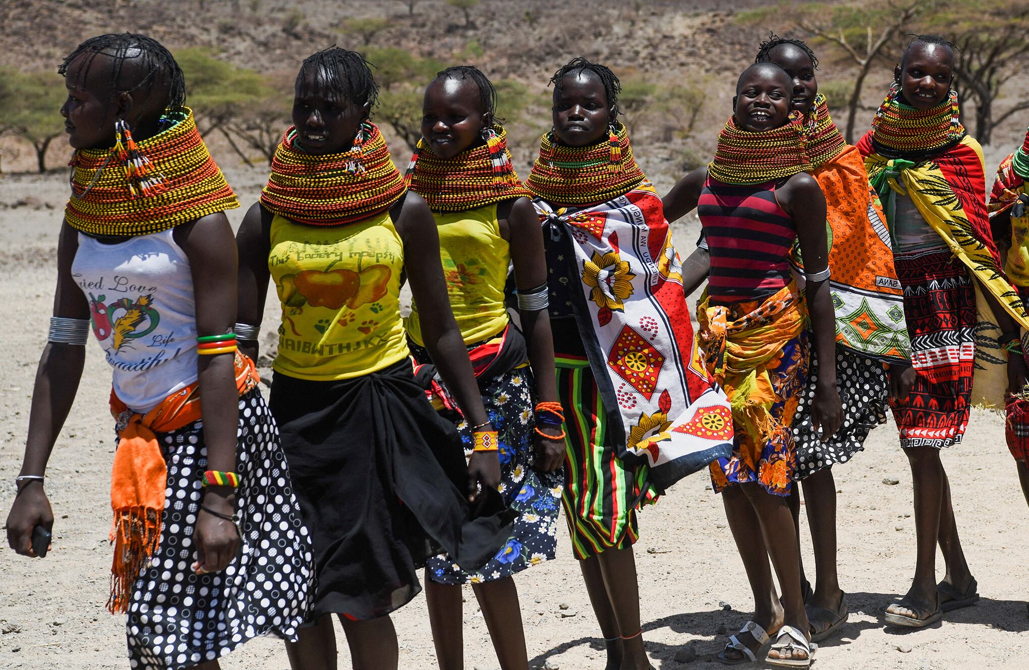 En imágenes : Niñas de la tribu Turkana asisten a una escuela improvisada en el pueblo de Sarima