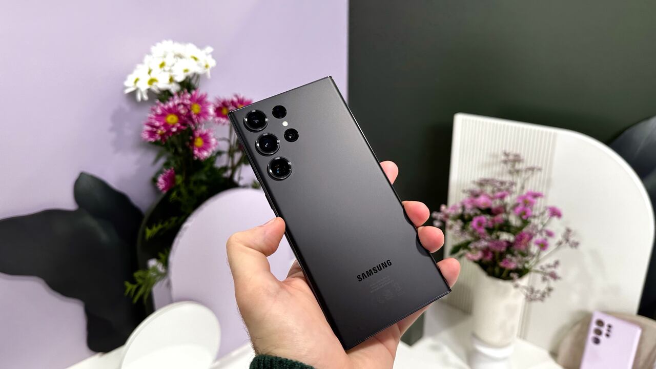 Galaxy S23 Ultra en color negro.