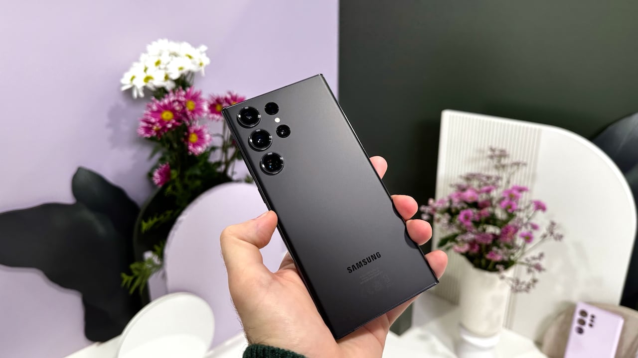 Galaxy S23 Ultra en color negro.