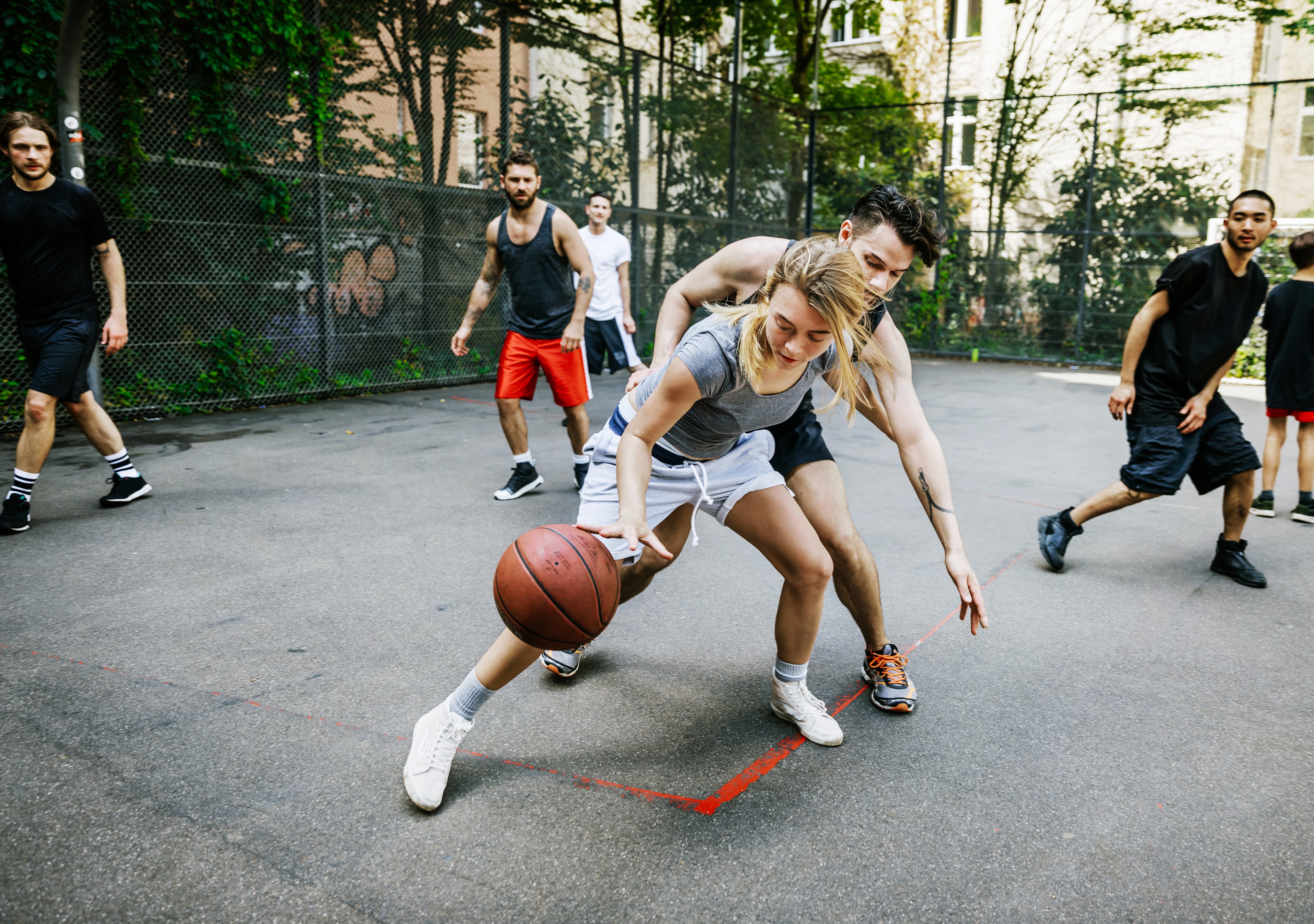 Reebok está construyendo una narrativa que va más allá del rendimiento deportivo, centrando su estrategia en la intersección entre deporte, identidad cultural y propósito social.