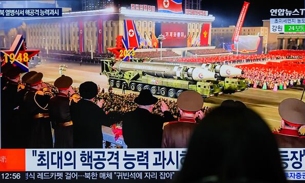 La agencia de noticias estatal KCNA dijo este viernes que el desfile contó con "aeronaves no tripuladas de reconocimiento y drones de ataque recientemente desarrollados y producidos que sobrevolaron" la plaza Kim Il Sung "redoblando la alegría de la gente que celebraba".