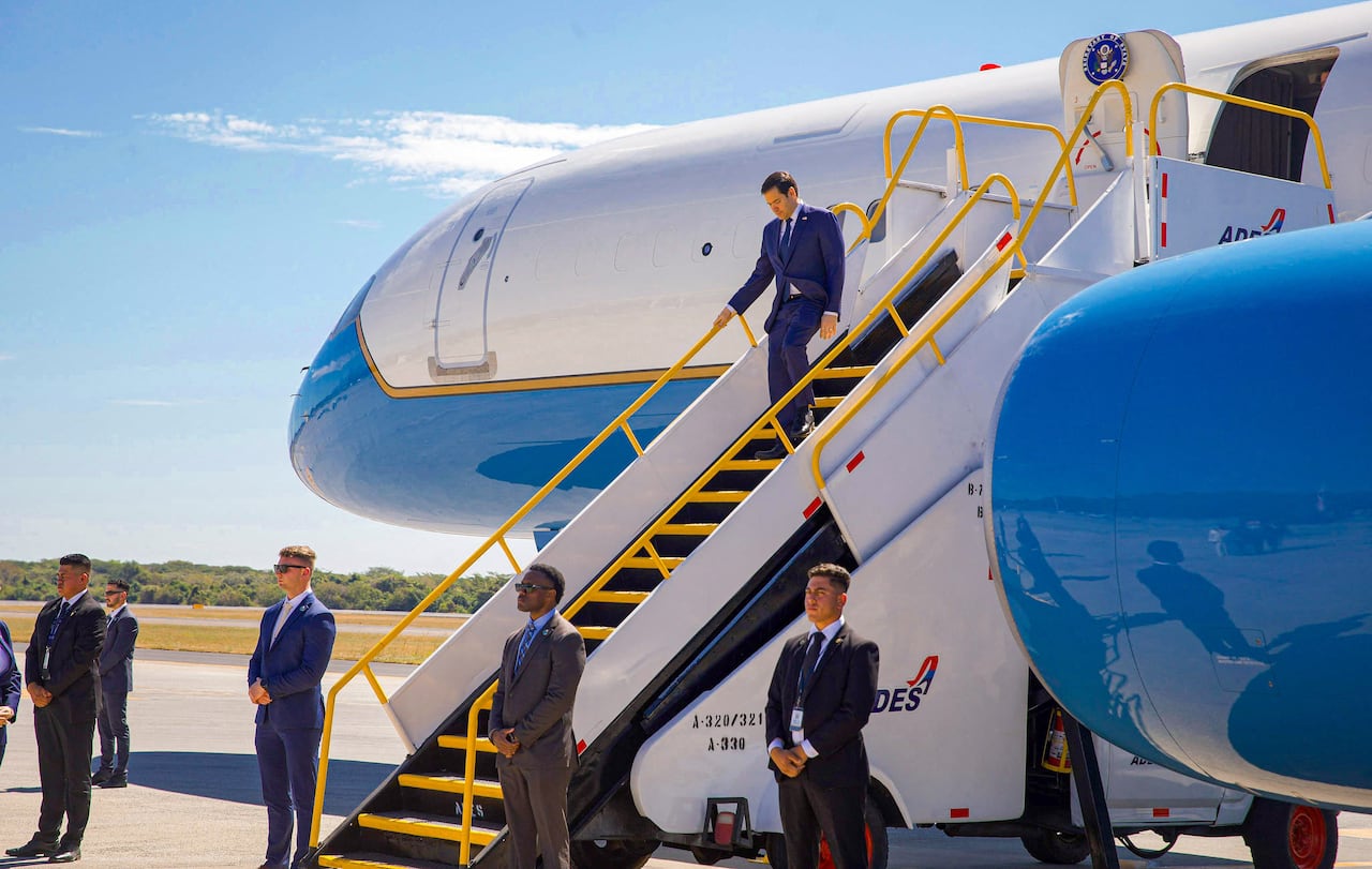 La imagen publicada por la Oficina de Prensa de la Presidencia de El Salvador muestra al Secretario de Estado de los Estados Unidos, Marco Rubio, llegando al aeropuerto internacional de El Salvador en San Luis Talpa, El Salvador, el 3 de febrero de 2025.