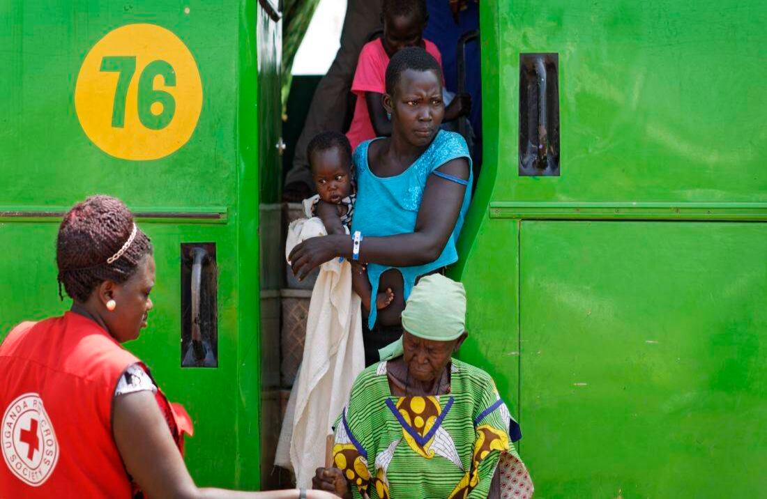 Los refugiados sudaneses que cruzaron recientemente la frontera dejan un autobús en el centro de recepción de Imvepi, los recién llegados son procesados antes de ser asignados en parcelas en el vecino asentamiento de Bidi Bidi, en el norte de Uganda. Bidi Bidi es un extenso complejo de casas de barro que ahora es el asentamiento de refugiados más grande del (Foto de AP / Ben Curtis)  