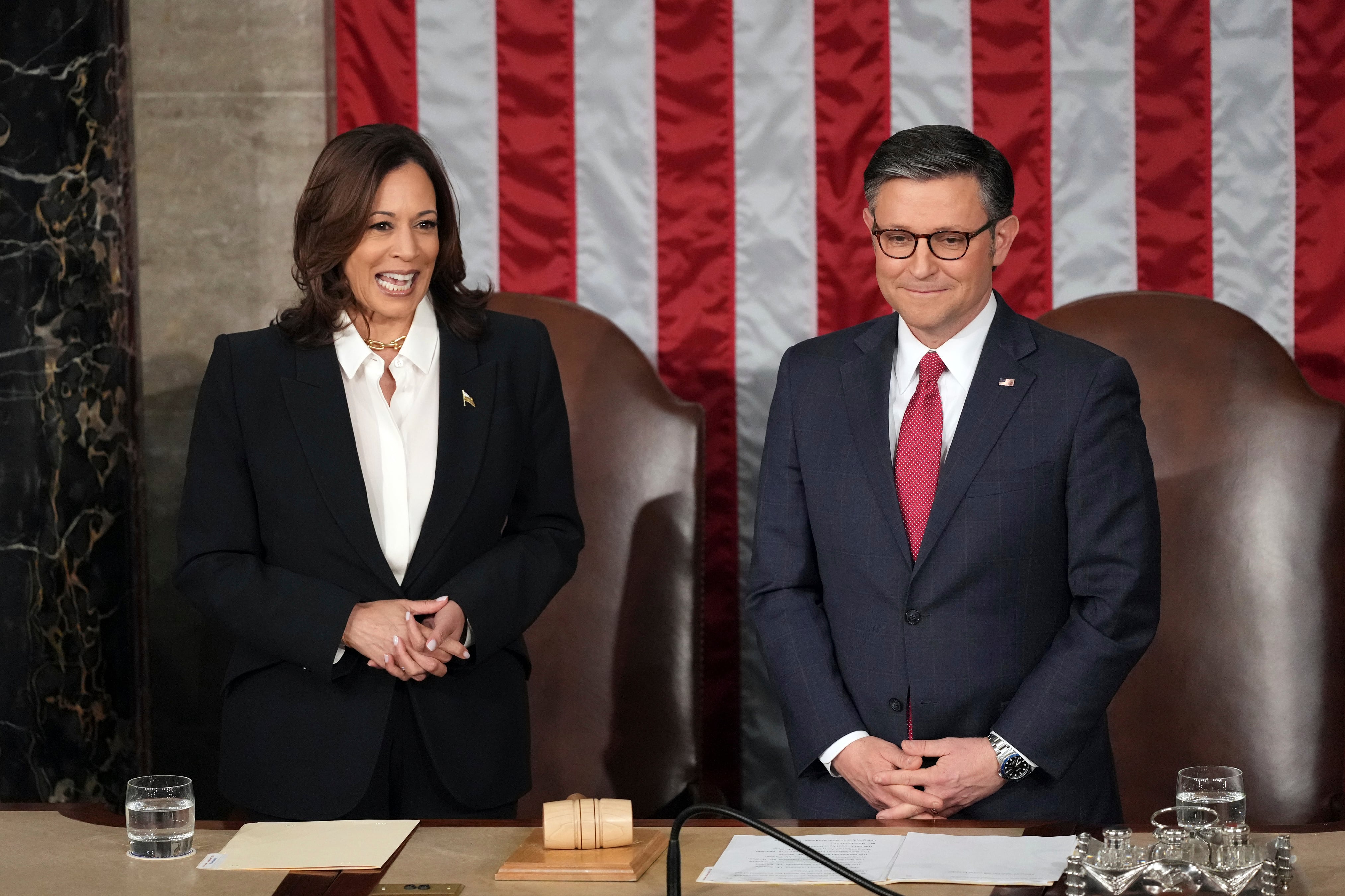 La vicepresidenta Kamala Harris y el presidente de la Cámara de Representantes, Mike Johnson, de Los Ángeles, se encuentran ante la llegada del presidente Joe Biden para pronunciar el discurso sobre el estado de la Unión en una sesión conjunta del Congreso en el Capitolio de los Estados Unidos, el jueves 7 de marzo de 2024