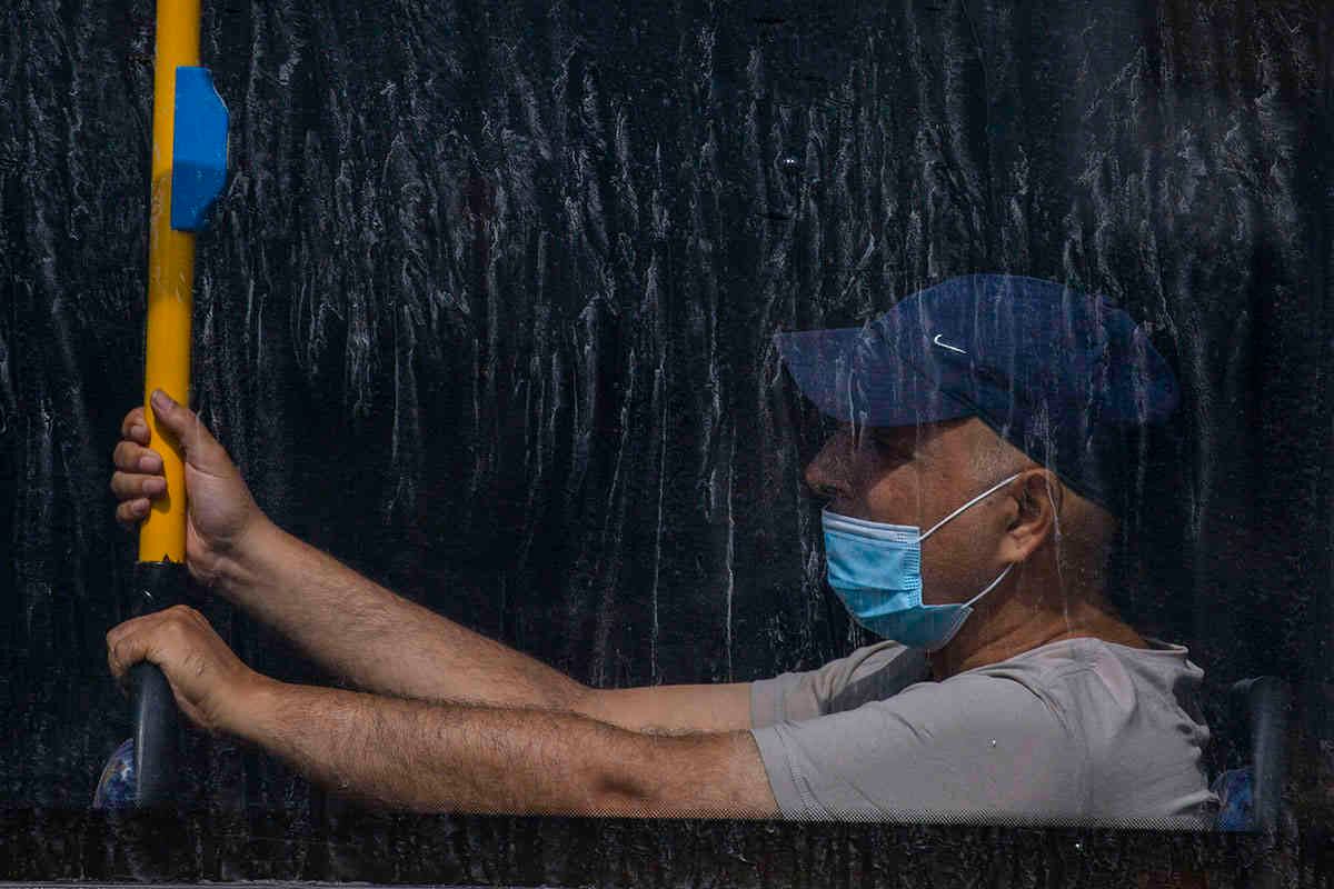 Un hombre usa una mascarilla protectora para ayudar a frenar la propagación del coronavirus mientras viajaba en un autobús público en Tel Aviv, Israel. Israel ha ordenado a miles de personas que se pongan en cuarentena después de que se reanudó un contencioso programa de vigilancia telefónica. Los palestinos en Cisjordania volvieron a la vida bajo encierro ya que ambas áreas experimentaron aumentos repentinos en los casos de coronavirus. (Foto AP / Ariel Schalit)