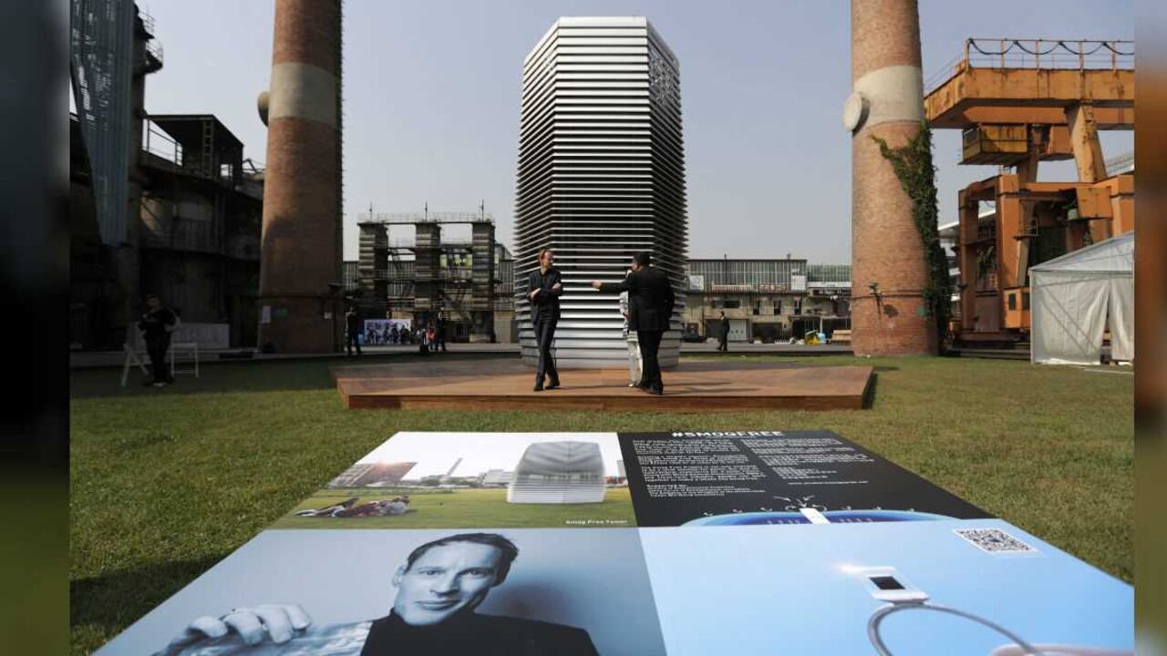 Con 45 placas de plata semejantes a persianas semiabiertas, la torre contiene una máquina purificadora de aire que emite un zumbido constante.