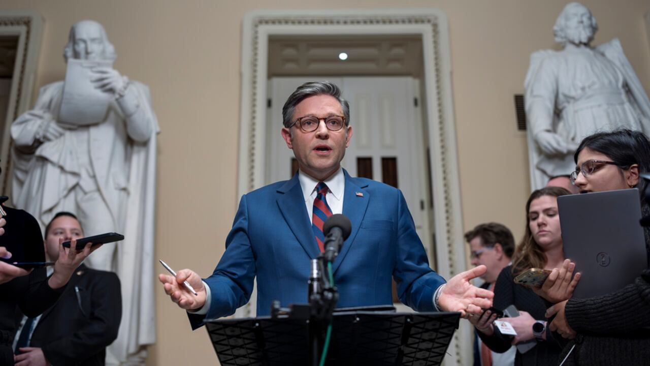 El presidente de la Cámara de Representantes, Mike Johnson, republicano por Luisiana, habla brevemente con los periodistas justo antes de una votación sobre un proyecto de ley de gasto provisional enmendado para evitar el cierre del gobierno, en el Capitolio de Washington, el jueves 19 de diciembre de 2024. (Foto AP/ J. Scott Applewhite)