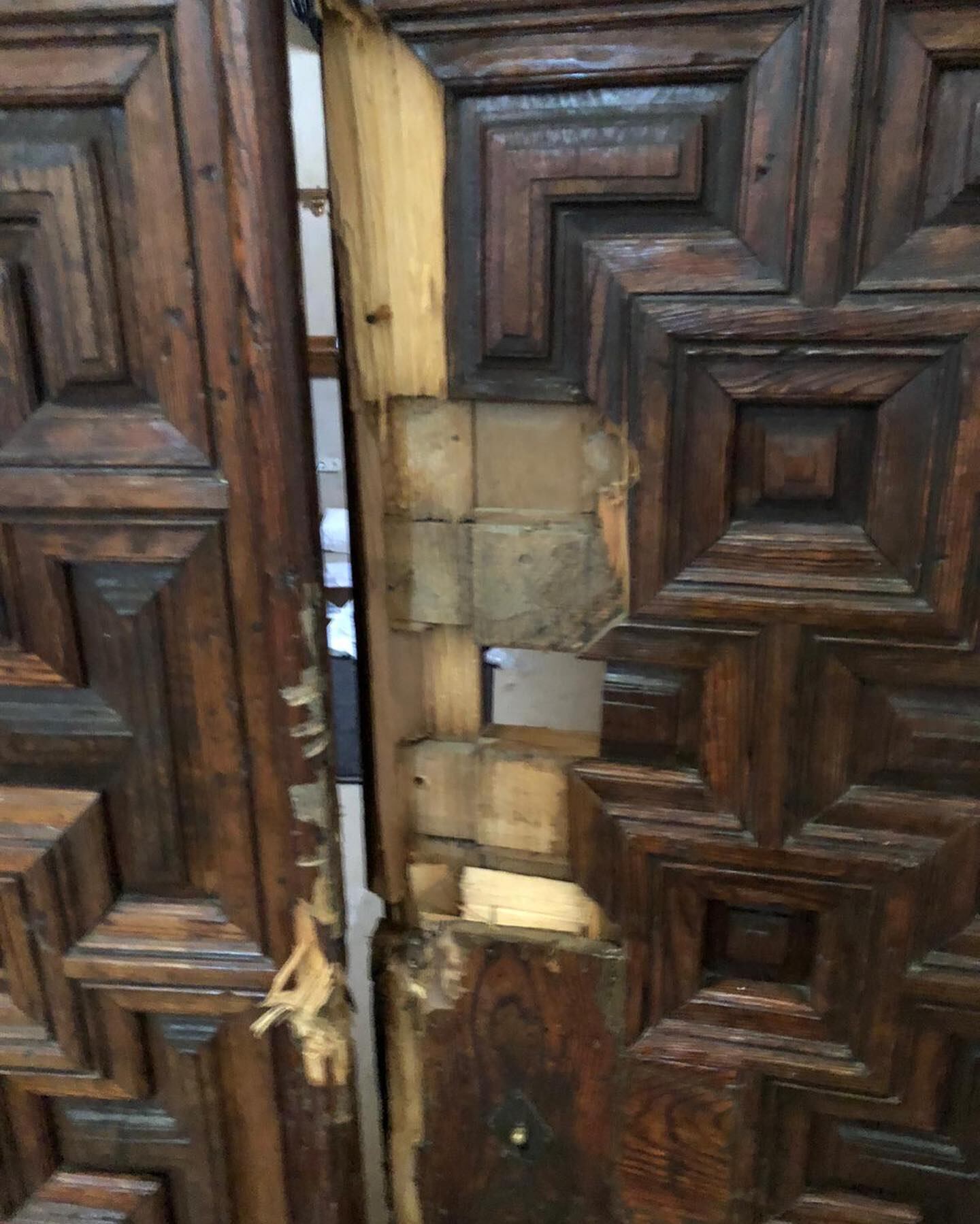 Así quedó la puerta del templo asaltado en España