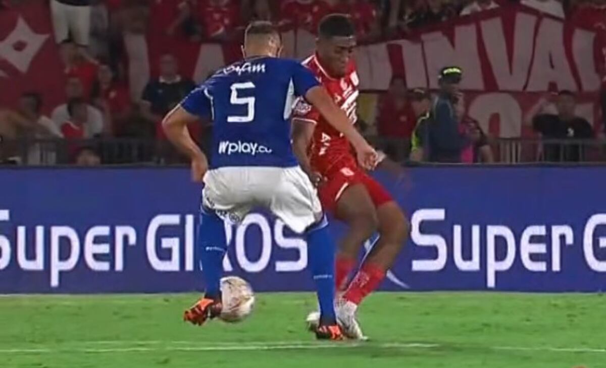 Jugada polémica entre Larry Vásquez y Kevin Andrade.