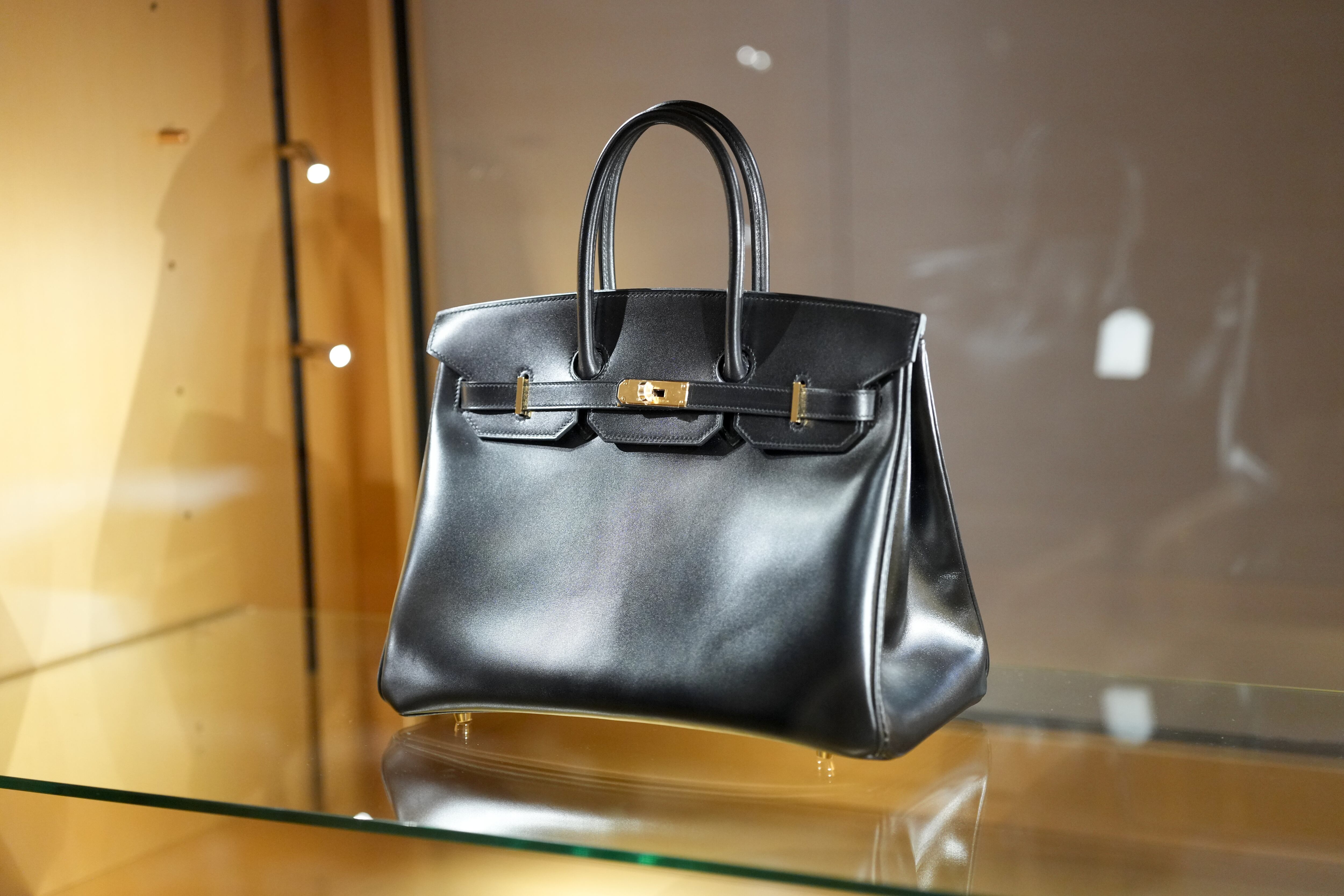 Fotografiado durante una vista previa de una subasta de moda y artículos de lujo en Sotheby's el 3 de julio de 2025 en París, Francia.