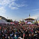 A crowd follows the presentation of the Giro d'Ítalia cycling race in Budapest, Hungary, Wednesday, May 4, 2022. (Fabio Ferrari/LaPresse via AP)