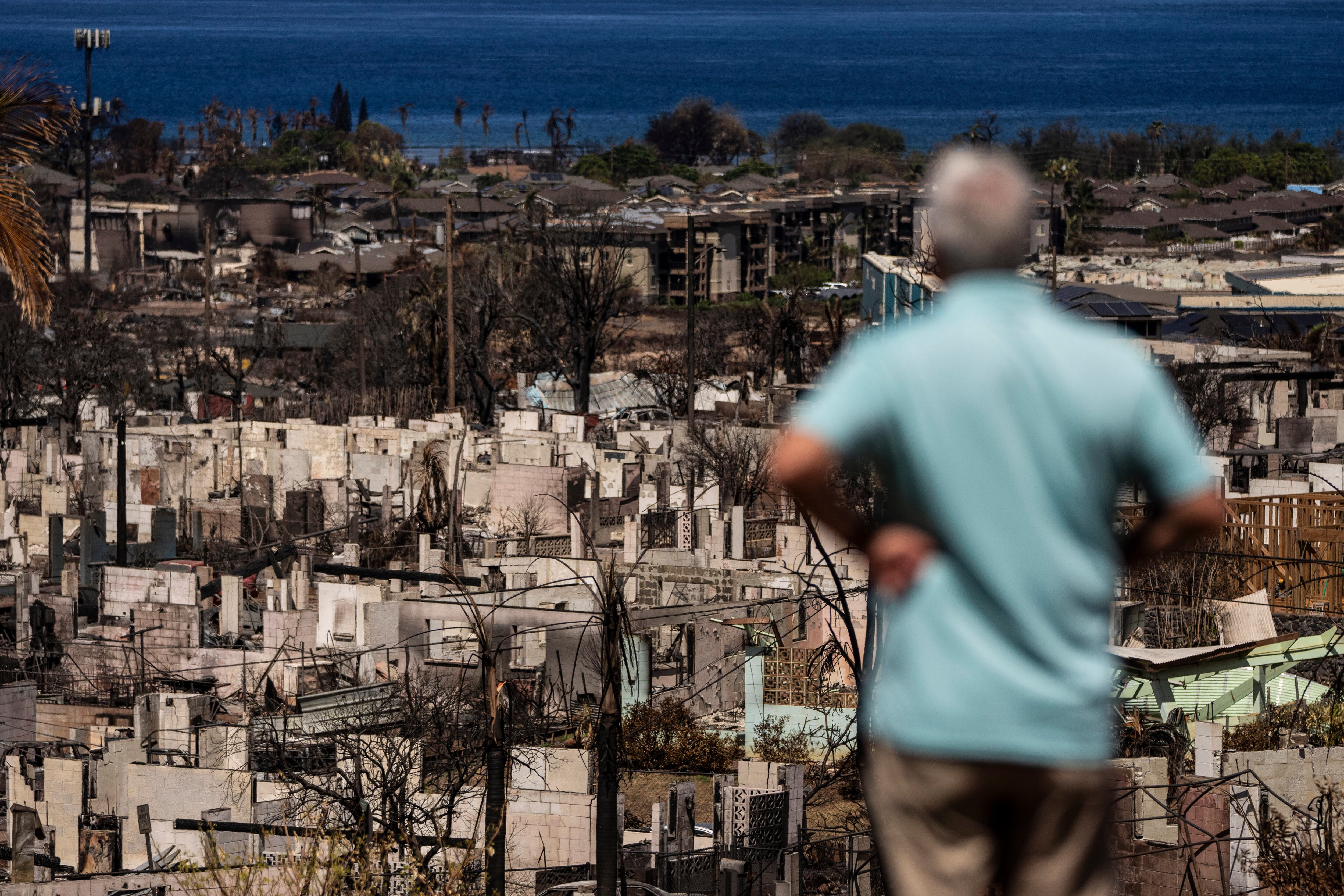 La causa del fuego no se ha determinado aún, pero es posible que estuviese provocado por cables eléctricos al descubierto y por la caída de postes eléctricos a causa de los fuertes vientos.